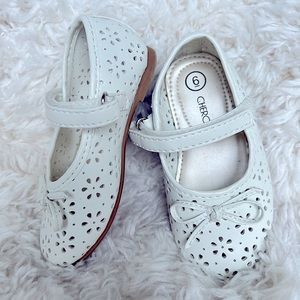 Toddler girls’ white sandals size 8